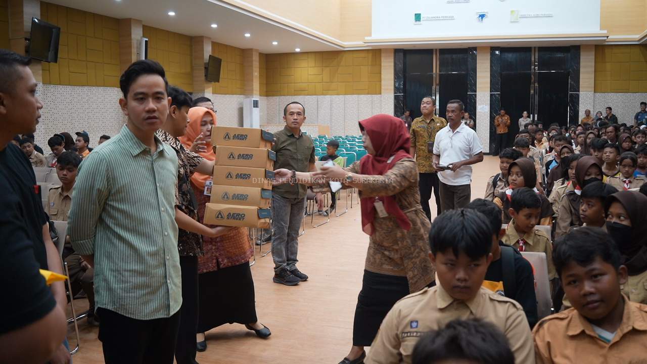 WALI KOTA SURAKARTA BAGIKAN SEPATU KEPADA ANAK SEKOLAH