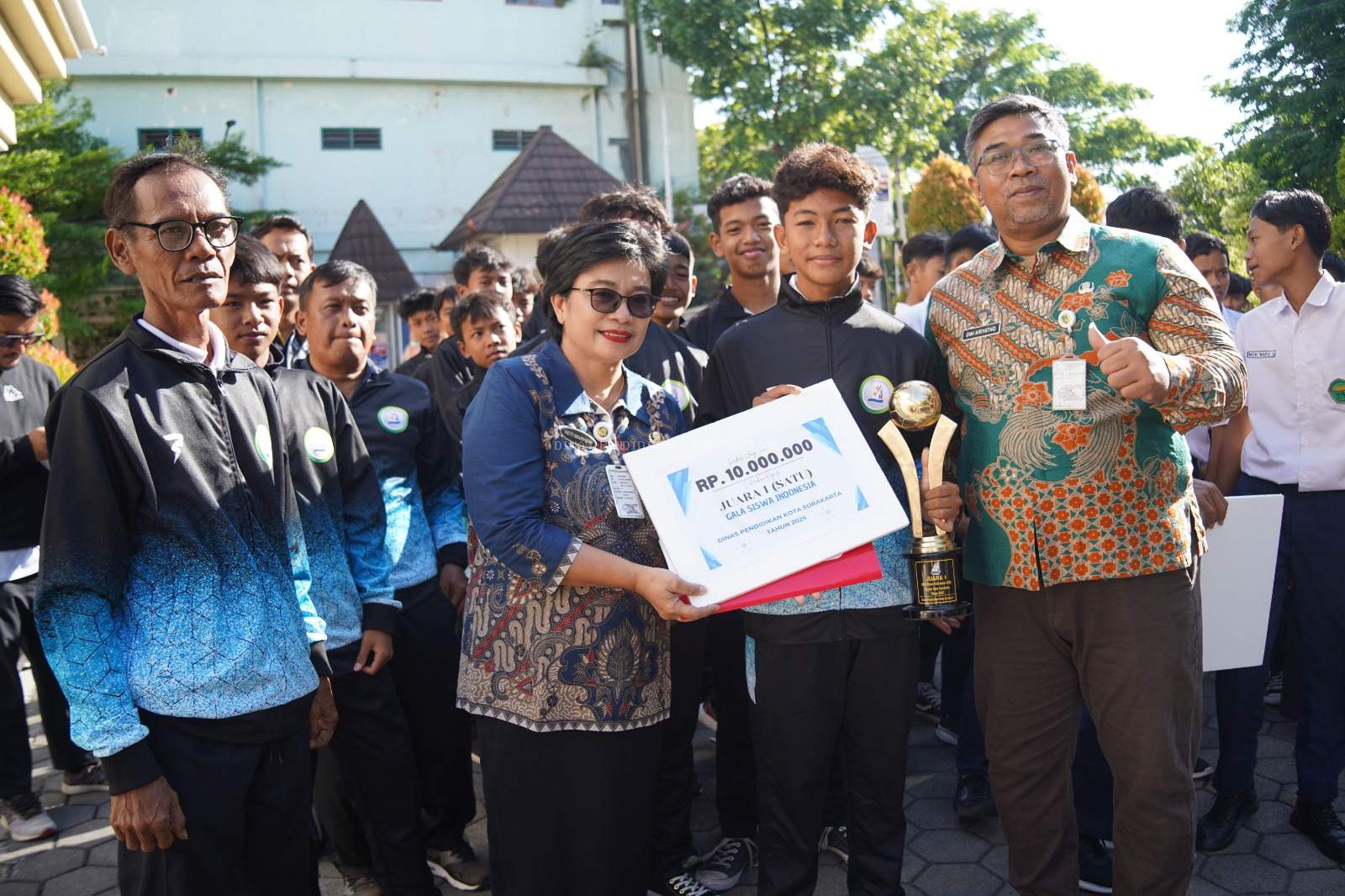 KEPALA DISDIK SERAHKAN PIAGAM GSI (GALA SISWA INDONESIA) TINGKAT KOTA SURAKARTA