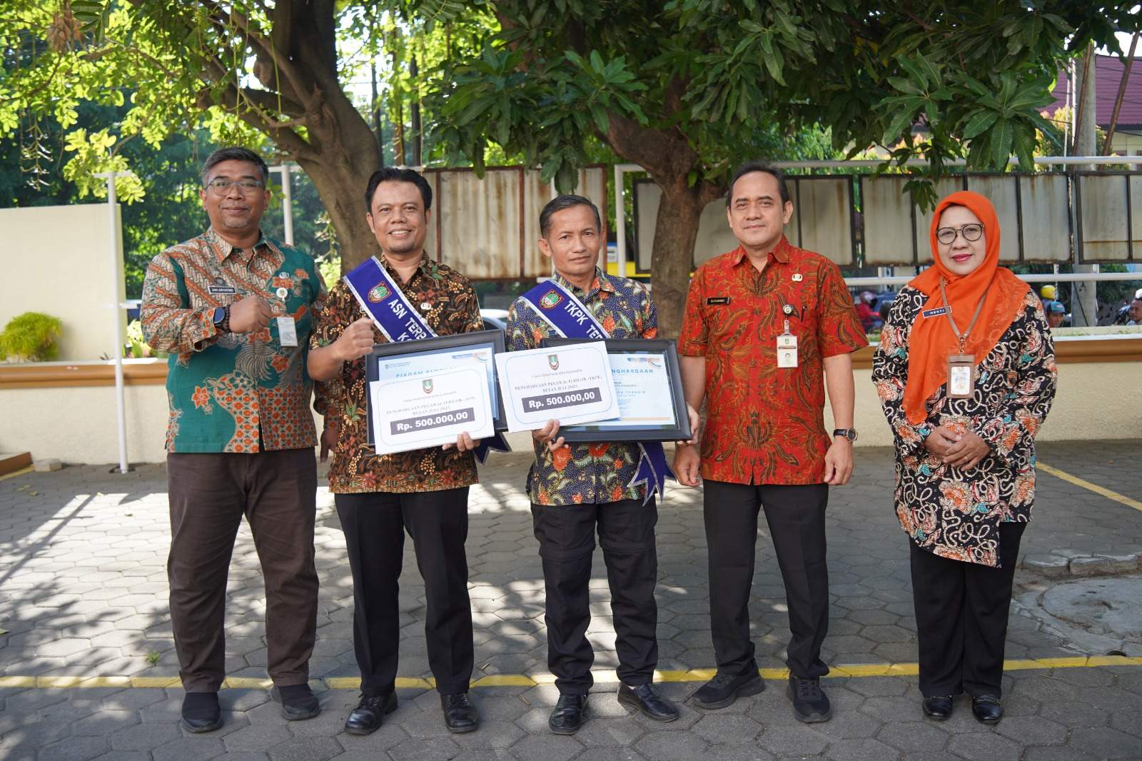 Penyerahan Piagam Penghargaan ASN dan Non ASN Terbaik Bulan Juni Tahun 2025
