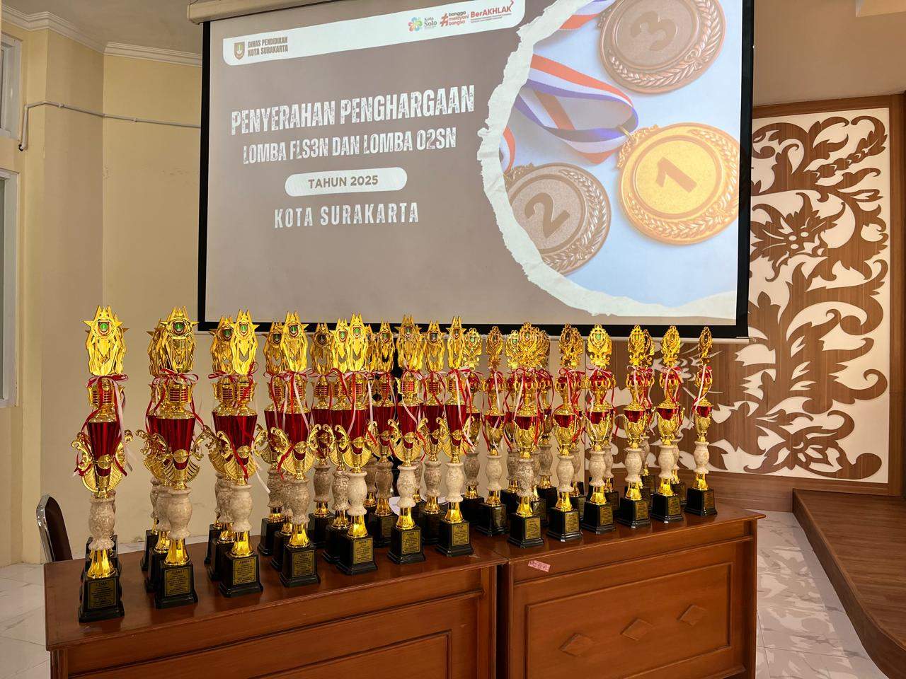 Penyerahan Hadiah dan Penghargaan FLS3N dan O2SN Jenjang SD/MI Tingkat Kota Surakarta Tahun 2025