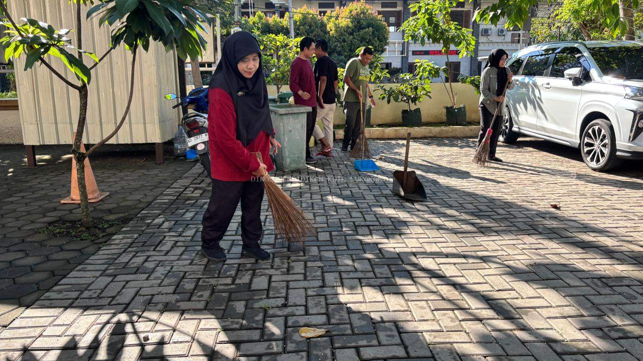 Dinas Pendidikan Kota Surakarta Laksanakan Gerakan ASRI melalui Kerja Bakti dan Pemilahan Sampah